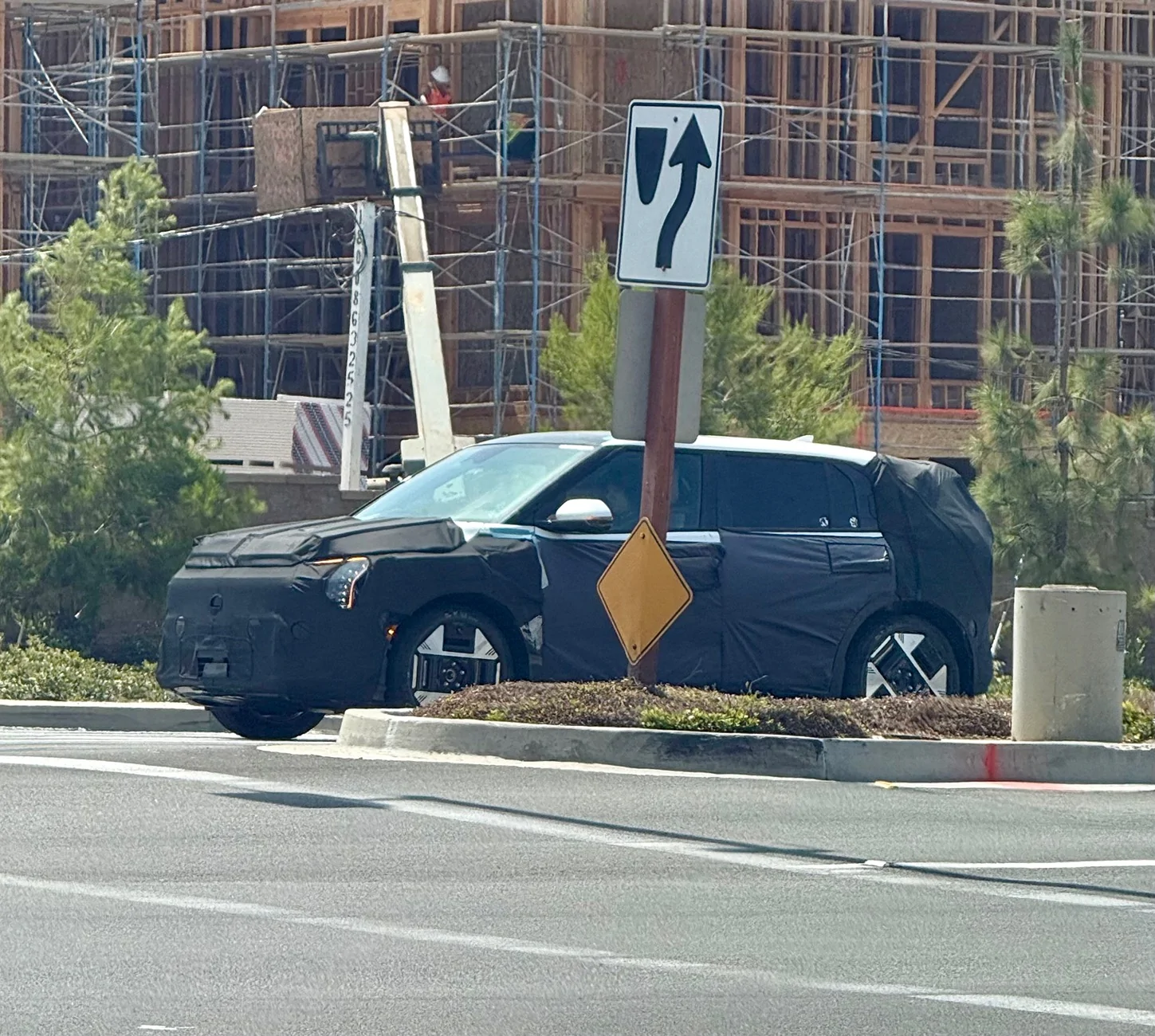 Kia EV3 Spotted: 2027 EV3 testing in US vs. Chevrolet Equinox EV (Irvine, CA  August 2025) IMG_9263