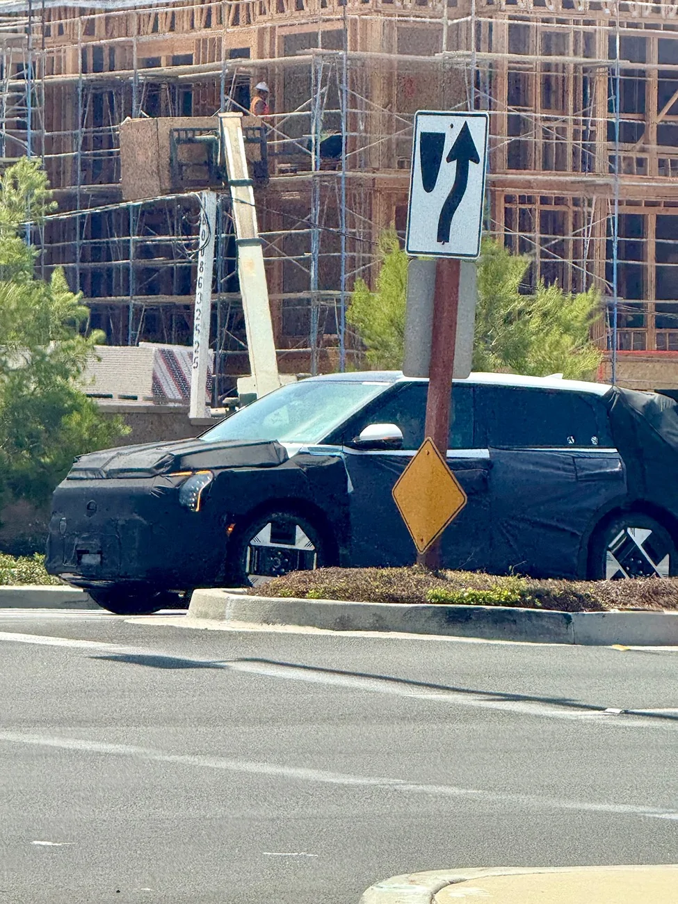 Kia EV3 Spotted: 2027 EV3 testing in US vs. Chevrolet Equinox EV (Irvine, CA  August 2025) IMG_9265